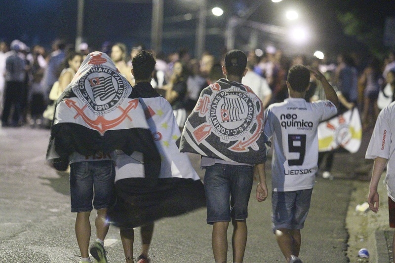 Torcida do Timão em  Franca durante comemoração na avenida Champagnat 